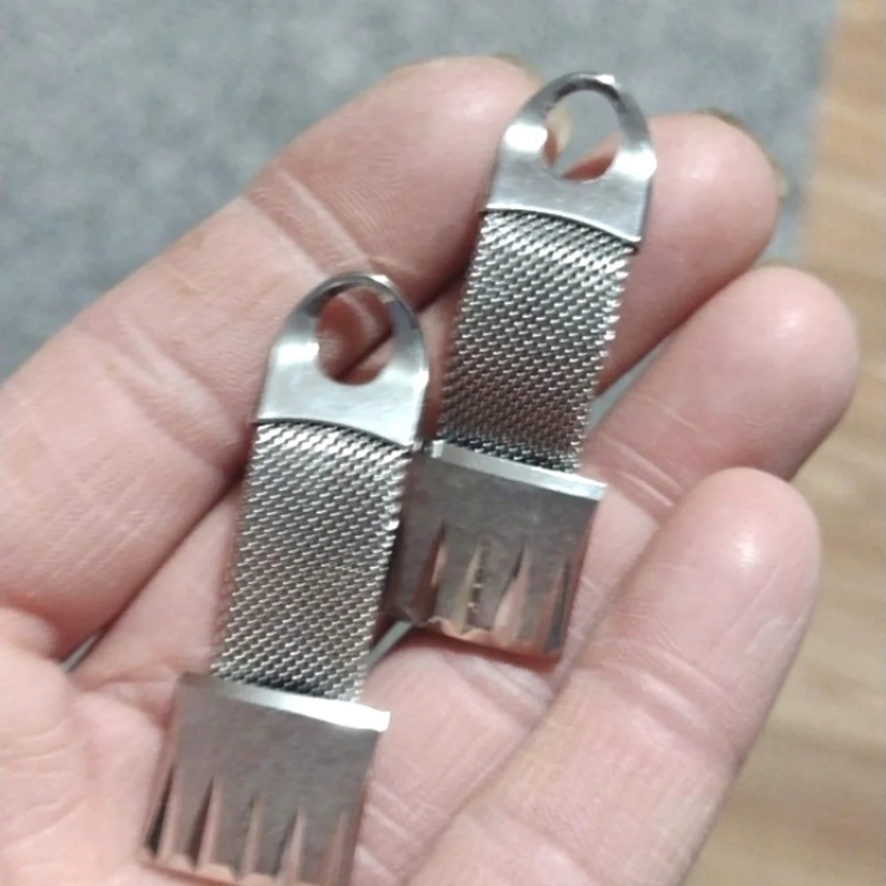 VINTAGE MENS OR WOMENS SET OF SILVER-TONE AND GOLD-TONE MESH CUFFLINKS